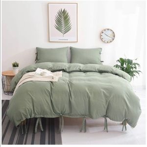 Queen Green Duvet Cover and Insert
